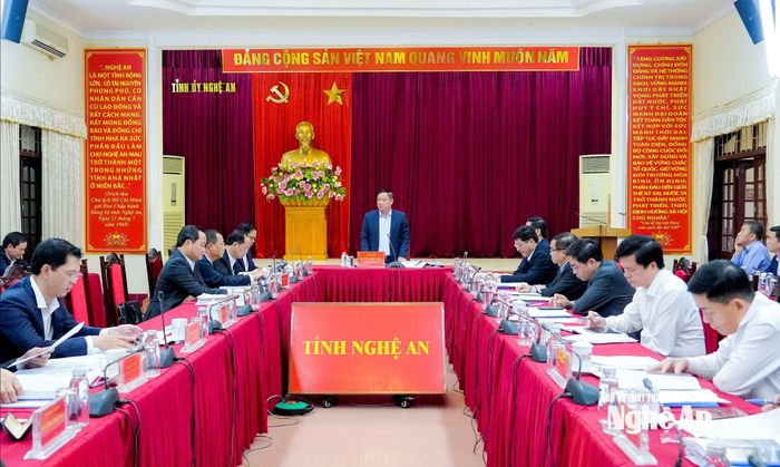 Bí thư Tỉnh ủy Nguyễn Khắc Thận chủ trì phiên họp Ban Thường vụ Tỉnh ủy. Ảnh: Phạm Bằng