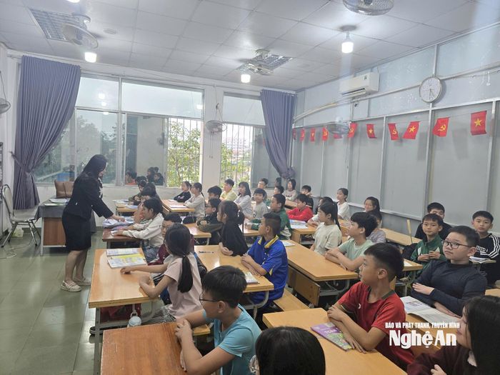 Không chỉ thiếu phòng, nhiều phòng học đi thuê cũng khá chật chội. Ảnh: Mỹ Hà