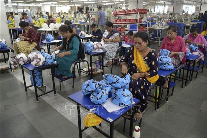 Công nhân làm việc tại một nhà máy ở Jalandhar, bang Punjab, Ấn Độ. Ảnh: AFP/TTXVN