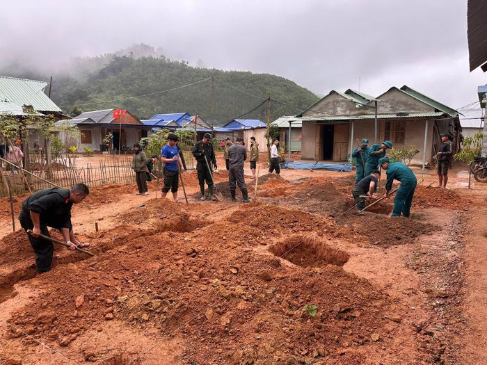Các lực lượng vũ trang và nhân dân ở xã Avương đang hợp sức làm nhà trong "Chiến dịch Quang Trung". Ảnh: C.Phô