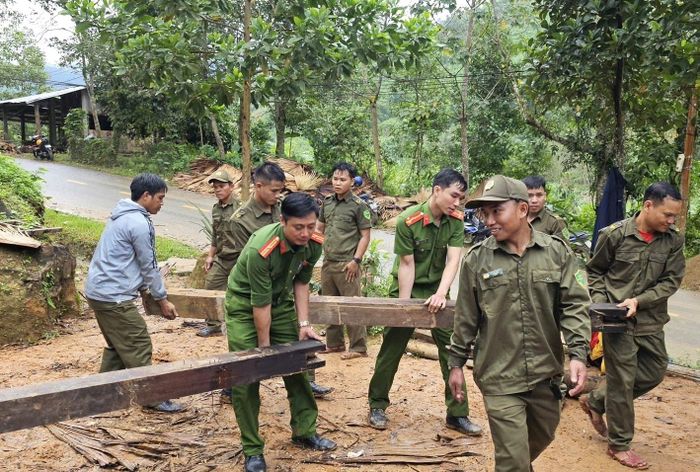 Chi đoàn Công an xã Sông Kôn cùng lực lượng bảo vệ an ninh trật tự ở cơ sở hỗ trợ di dời vật dụng, dựng lại nhà cho người dân. Ảnh: L.Phương