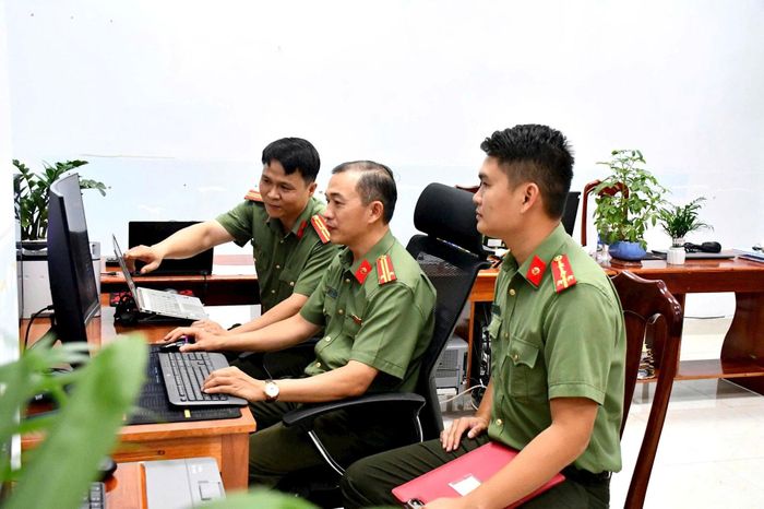 Đội ngũ Ban Biên tập Fanpage Công an thành phố Đà Nẵng tích cực xây dựng nội dung, làm mới cách tuyên truyền trên không gian mạng. Ảnh: P.GIANG