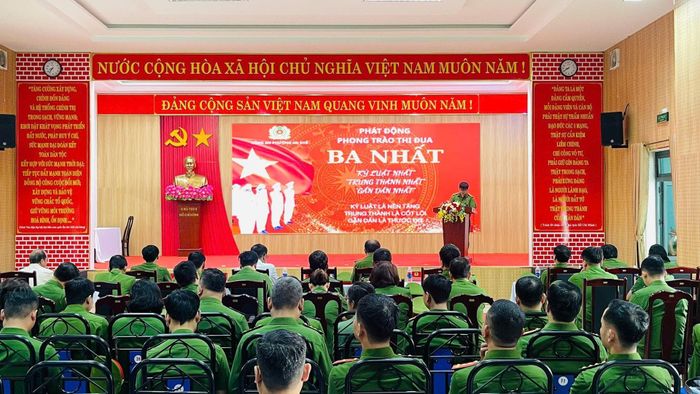 Công an phường An Khê phát động phong trào thi đua Ba Nhất trong đơn vị. Ảnh: N.DŨNG