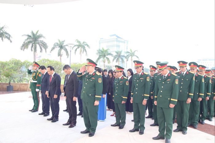 Đoàn đại biểu thành phố mặc niệm tưởng nhớ các anh hùng liệt sĩ. Ảnh: TRỌNG HUY