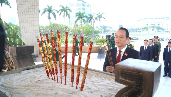 Phó Bí thư Thường trực Thành ủy Nguyễn Đình Vĩnh dâng hương tại Đài tưởng niệm thành phố. Ảnh: TRỌNG HUY