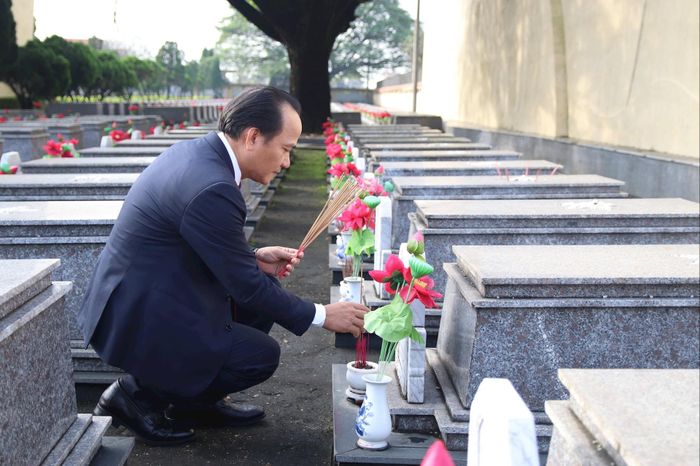 Phó Bí thư Thường trực Thành ủy Nguyễn Đình Vĩnh thắp hương các phần mộ anh hùng, liệt sĩ. Ảnh: TRỌNG HUY