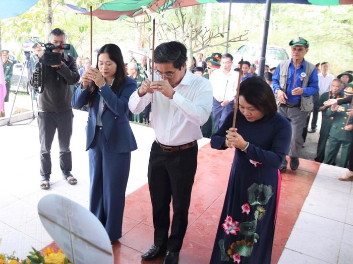 Lãnh đạo thành phố dâng hương tại Bia tưởng niệm Đặc công - Biệt động thành phố Đà Nẵng. Ảnh: TRỌNG HUY