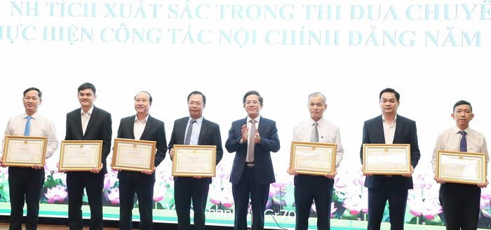 Phó Chủ tịch UBND thành phố Trần Nam Hưng (thứ 4, bên phải sang) trao bằng khen của Chủ tịch UBND thành phố cho các cá nhân. Ảnh: NGỌC PHÚ