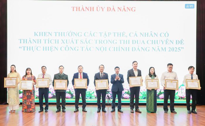 Trưởng ban Nội chính Thành ủy Võ Công Chánh (thứ 5, bên phải sang) trao bằng khen của Ban Thường vụ Thành ủy cho các cá nhân. Ảnh: NGỌC PHÚ