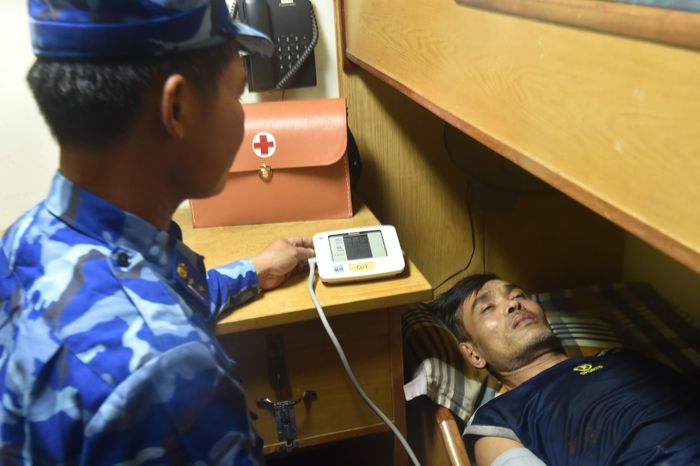 Thăm khám, kiểm tra sức khỏe ban đầu cho các ngư dân. Ảnh: N.TRUNG
