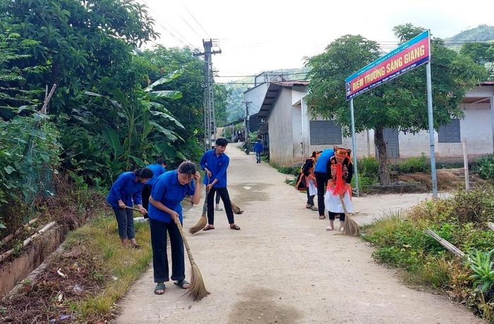 Thông qua các hoạt động đoàn thể đã có nhiều quần chúng ưu tú được giới thiệu cho Đảng kết nạp.