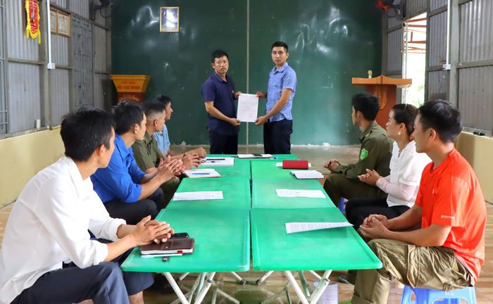 Chi bộ bản Nà Đoong quan tâm làm tốt công tác phát triển Đảng.