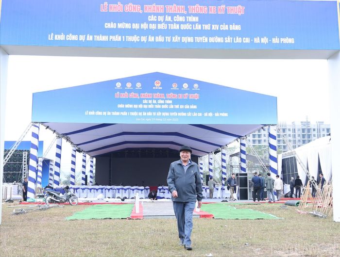  Ông Vũ Đức Trung tham quan và tìm hiểu dự án đường sắt Lào Cai - Hà Nội - Hải Phòng tại vị trí sẽ diễn ra lễ khởi công ngày 19/12. 