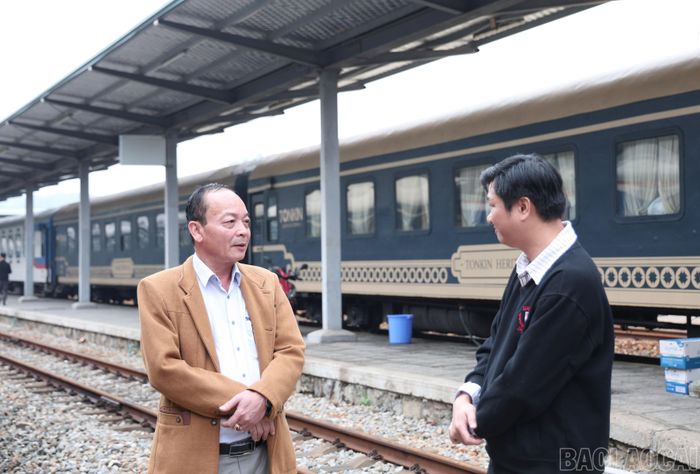  Ông Ngô Vũ Quang - Trưởng Ga Lào Cai trò chuyện với phóng viên Báo và Phát thanh, Truyền hình tỉnh Lào Cai. 