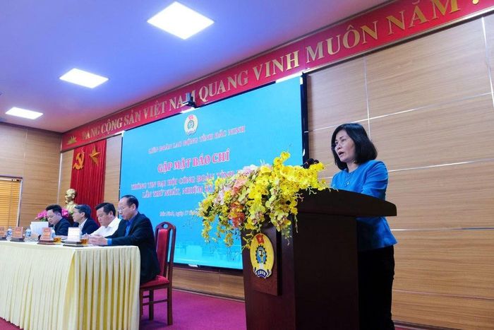 Bà Nguyễn Thị Thêm – Phó Trưởng ban Công tác Công đoàn (Liên đoàn Lao động tỉnh Bắc Ninh) trình bày báo cáo