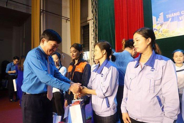 Ông Nguyễn Xuân Hùng - Phó Chủ tịch Tổng Liên đoàn Lao động Việt Nam - trao quà tới công nhân lao động khó khăn tỉnh Phú Thọ. Ảnh ST