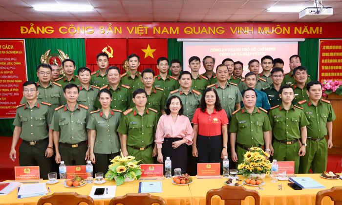 Các đại biểu tham dự Hội nghị chụp hình lưu niệm