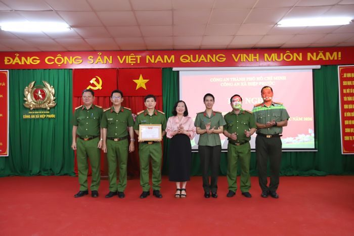 Công an xã Hiệp Phước nhận danh hiệu "Đơn vị Quyết thắng" của Công an TPHCM