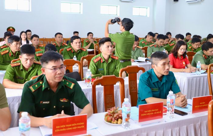 Đại diện Trạm Biên phòng cửa khẩu cảng Hiệp Phước và Ban CHQS xã Hiệp Phước dự hội nghị