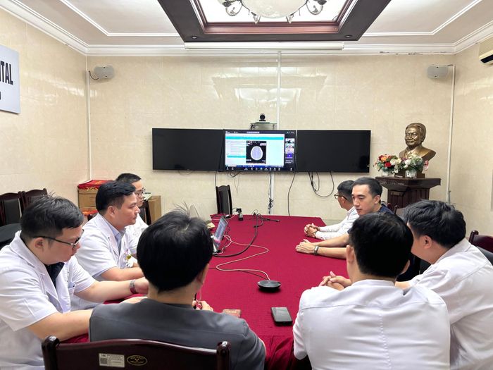 Một buổi hội chẩn chuyên môn từ xa của thầy thuốc Bệnh viện Hữu nghị Việt Đức.