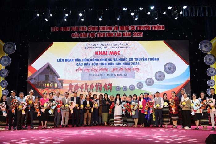 Liên hoan năm nay có sự tham gia của hơn 800 nghệ nhân, diễn viên dân gian thuộc 26 đoàn đến từ các xã, phường trên địa bàn tỉnh. Ảnh: Tuấn Anh - TTXVN