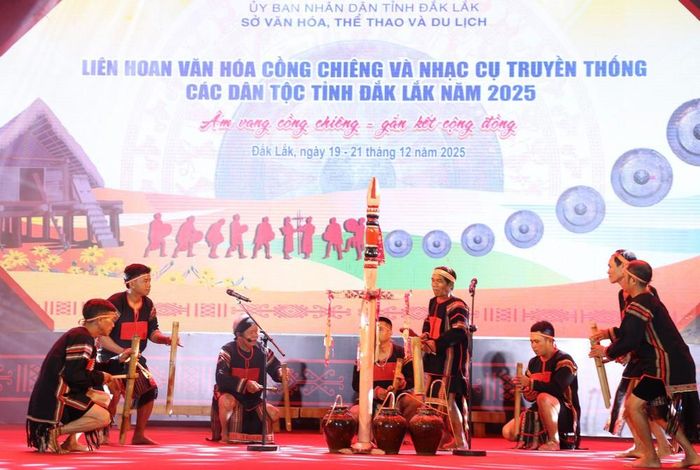 Biểu diễn nhạc cụ dân tộc truyền thống của người Ê Đê. Ảnh: Tuấn Anh - TTXVN