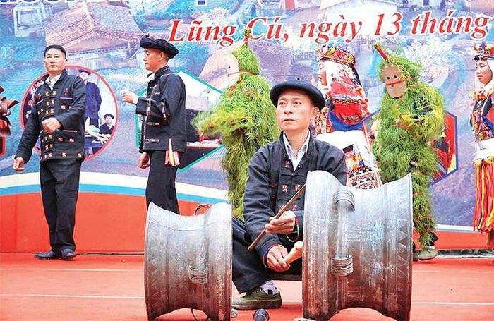  Điệu múa “áo cỏ” truyền thống được biểu diễn trong tiếng trống đồng cổ là nét độc đáo nhất trong lễ cúng. 