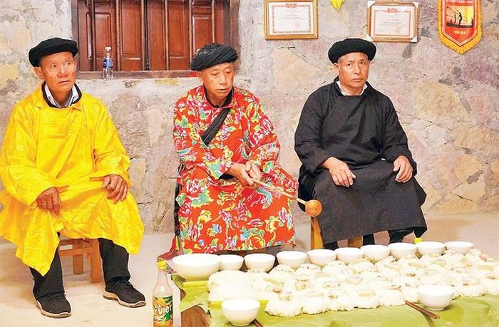  Các nghệ nhân dân gian người Lô Lô đen thực hiện nghi lễ cúng tổ tiên. 