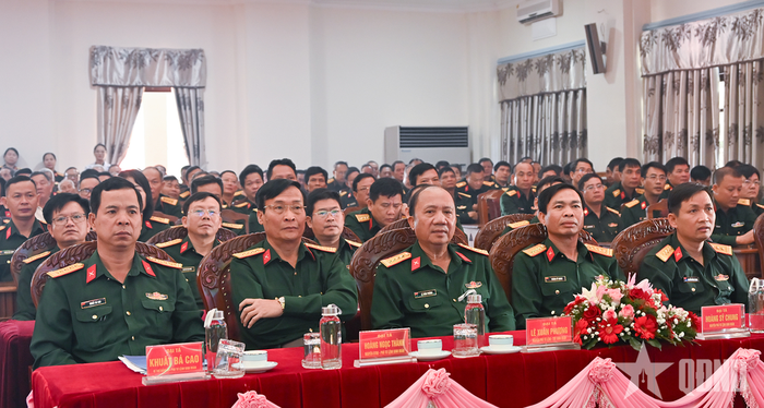  Các đồng chí lãnh đạo và nguyên lãnh đạo Quân khu 5, Binh đoàn 15 dự buổi gặp mặt. 