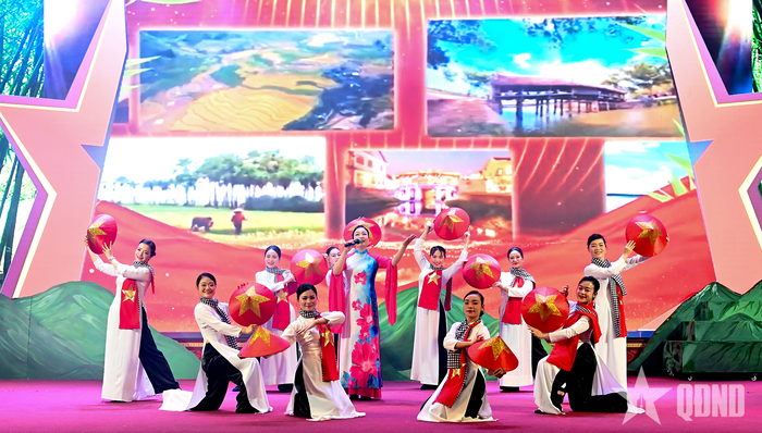 Chương trình văn nghệ tại buổi gặp mặt. 