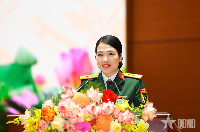 Trung tá QNCN Chu Thị Hằng, đại biểu Quân đoàn 12 tham luận tại phiên thứ nhất đại hội.