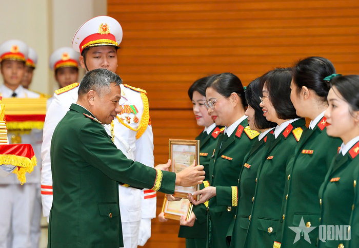  Thượng tướng Lê Quang Minh trao Bằng khen tặng các cá nhân.
