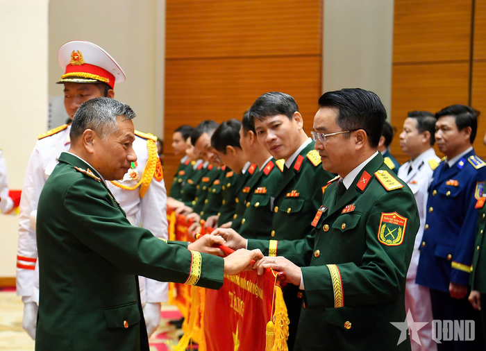  Thượng tướng Lê Quang Minh trao Cờ tặng các tập thể.