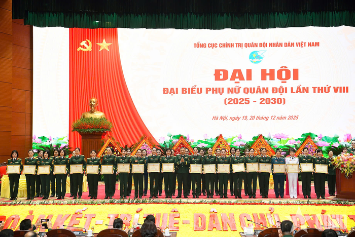 Thượng tướng Lê Quang Minh và các cá nhân có thành tích xuất sắc trong tổ chức triển khai công tác Phụ nữ và phong trào phụ nữ giai đoạn 2021-2025.
