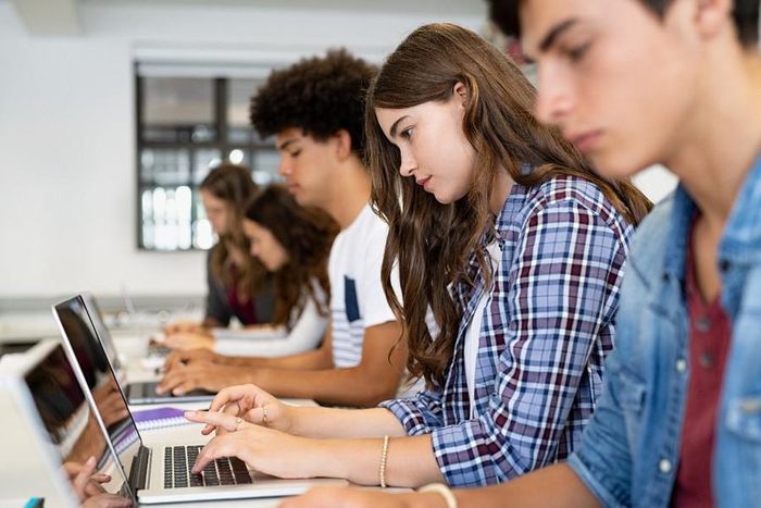 Anh cân nhắc thi GCSE và A-level trên máy tính từ 2030.