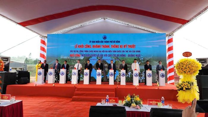  Các đại biểu thực hiện nghi thức khởi công dự án. 