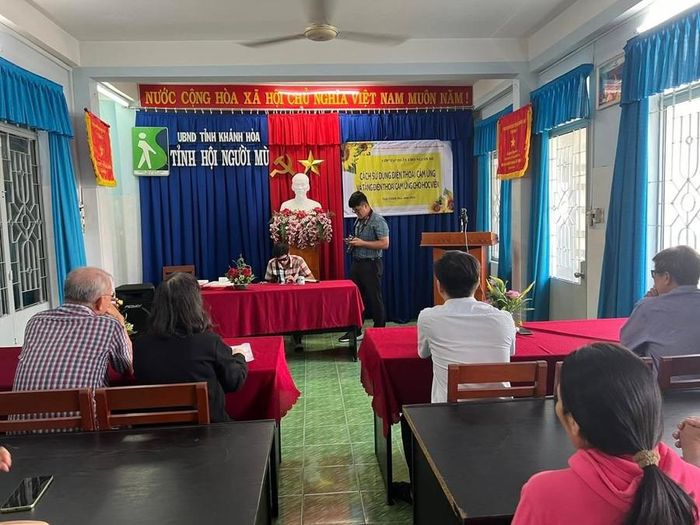  Khai giảng lớp học điện thoại cảm ứng cho người mù do Hội người mù Khánh Hòa tổ chức. 