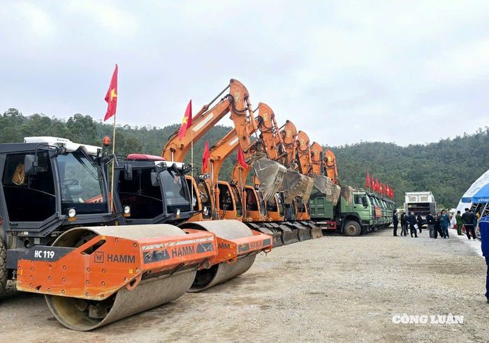Các phương tiện máy móc sẵn sàng thi công Dự án.