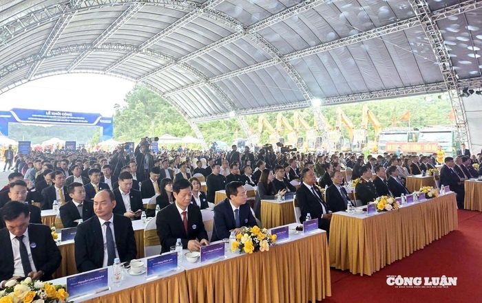 Các đại biểu tham dự lễ khởi công Dự án.