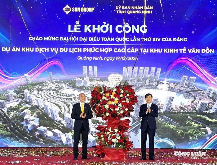 Ông Bùi Văn Khắng - Phó Bí thư Tỉnh ủy, Chủ tịch UBND tỉnh Quảng Ninh (đứng bên phải) tặng hoa chúc mừng chủ đầu tư (Tập đoàn Sungroup).