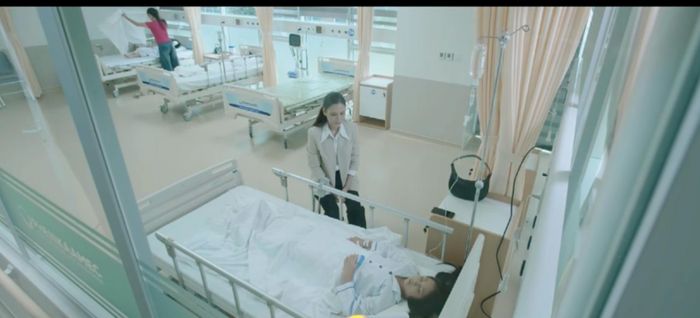 Những người bạn thân thiết lo lắng cho hoàn cảnh của Nguyệt.