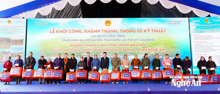 Các đồng chí: Hoàng Trung - Thứ trưởng Bộ Nông nghiệp và Môi trường và Võ Thị Minh Sinh - Phó Bí thư Tỉnh ủy, Chủ tịch Ủy ban MTTQ tỉnh, Trưởng đoàn ĐBQH tỉnh trao quà đến các hộ dân có hoàn cảnh khó khăn trên địa bàn. Ảnh: Tiến Hùng