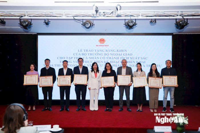 Bộ Ngoại giao tặng Bằng khen cho các tập thể và cá nhân đã có thành tích xuất sắc trong thực hiện Thỏa thuận toàn cầu về di cư hợp pháp, an toàn và trật tự của Liên hợp quốc.