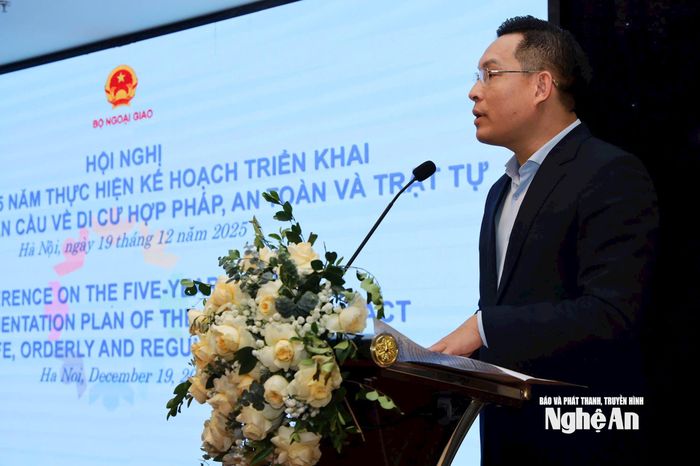Đồng chí Trần Khánh Thục - Giám đốc Sở Ngoại vụ Nghệ An phát biểu tham luận tại hội nghị.