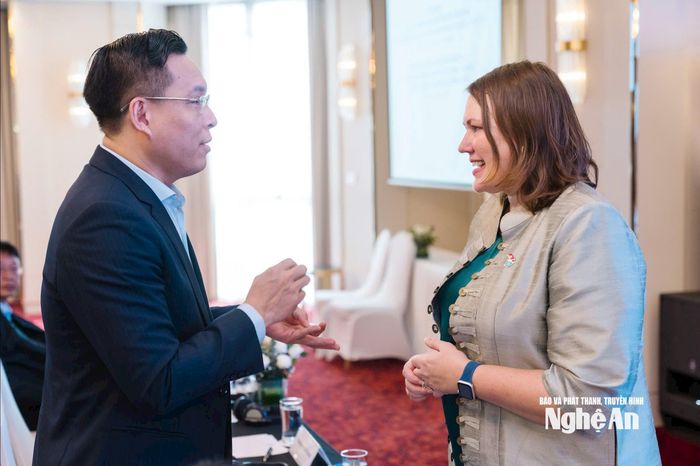 Lãnh đạo Sở Ngoại vụ Nghệ An trao đổi với đại diện các tổ chức nước ngoài tại hội nghị.
