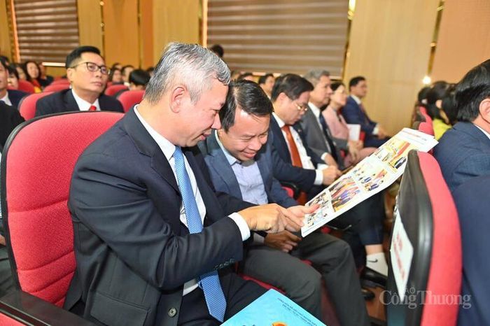 Lãnh đạo các cục, vụ đọc Báo Công Thương số đặc biệt phục vụ Hội nghị tổng kết công tác ngành Công Thương năm 2025, giai đoạn 2021 - 2025 và triển khai nhiệm vụ trọng tâm năm 2026.
