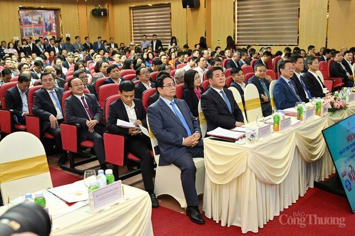 Thủ tướng Phạm Minh Chính và Bộ trưởng Nguyễn Hồng Diên cùng các đại biểu tham dự hội nghị.