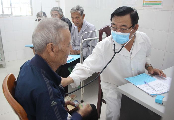 Bác sĩ Đào Thanh Dẫn - Trưởng Trạm Y tế Mong Thọ A, xã Thạnh Lộc khám sàng lọc một số bệnh thường gặp ở người cao tuổi. Ảnh: HẠNH CHÂU
