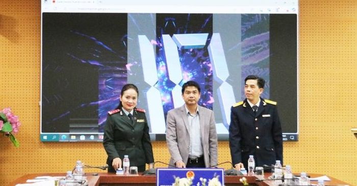  Thành viên Hội đồng giám sát bấm nút lựa chọn "Hóa đơn may mắn". 