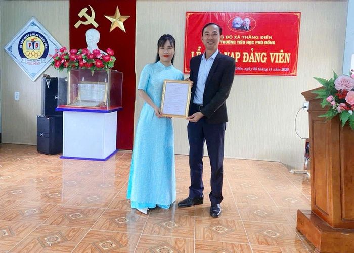 Chi bộ Trường Tiểu học Phù Đổng tổ chức lễ kết nạp đảng viên mới. Ảnh: CÔNG TÚ